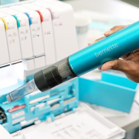 Batteridrevet mini-støvsuger til rengøring af symaskine og overlock